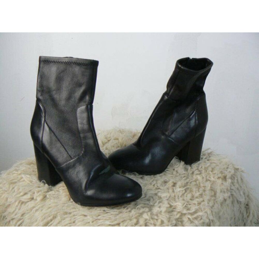 $295 Via Spiga Black Leather Benita Bootie Boots Store Return Need Repair 7 V272